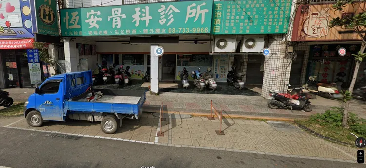 另有網友PO圖表示，該處地磚不是停車格，有停車格白框的地方才是。
