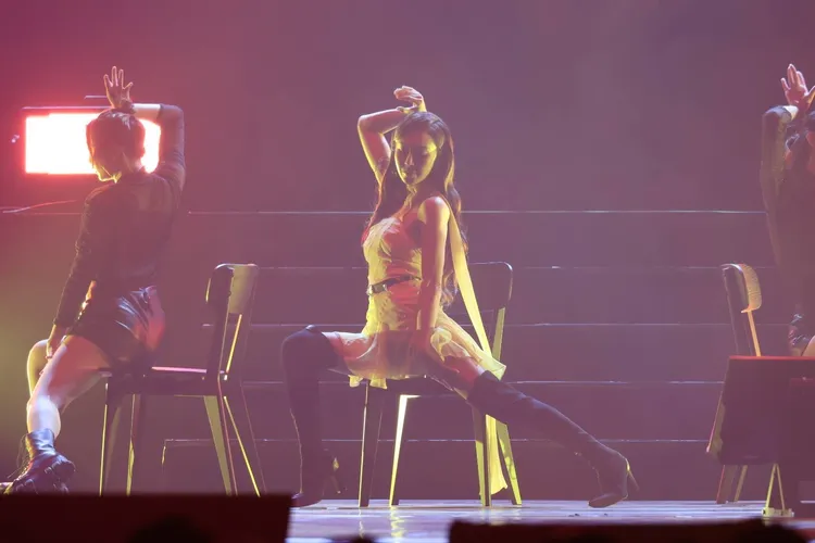 Jessica在椅子上性感熱舞。攝影中心攝