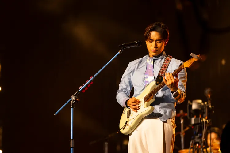 雲安領帶袖口散出霓虹光芒的巧思充滿魅力。相信音樂提供