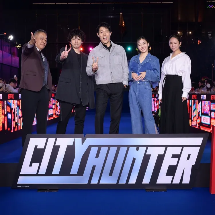 導演佐藤祐市（左起）、安藤政信、鈴木亮平、森田望智、木村文乃前天現身《城市獵人》新宿首映會。Netflix提供