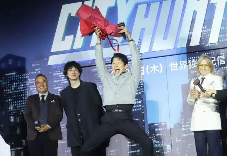 鈴木亮平（右二）接下小室哲哉（右）的話花束後，興奮擺出「升旗舞」招牌動作。翻攝cinematoday