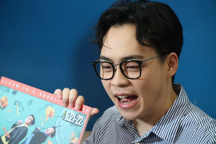 此時的賀瓏避談政治。