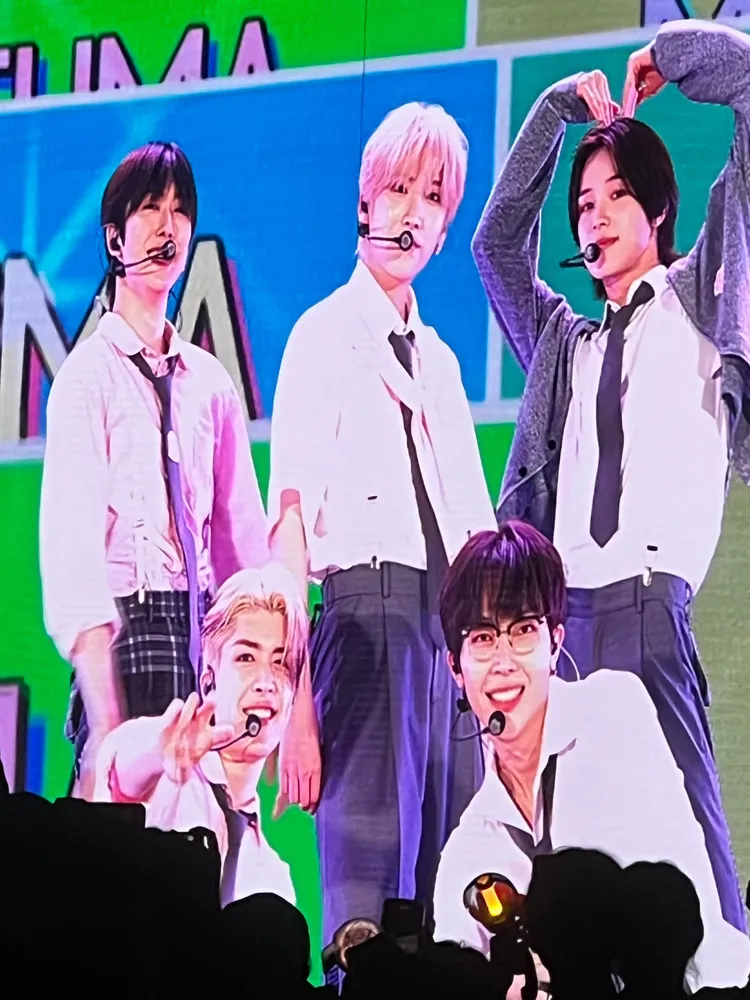 王奕翔（前排右）後來又上台，和MAKI（前排左）、FUMA（後排左起）、YUMA、K熱舞《GUILTY》。讀者提供