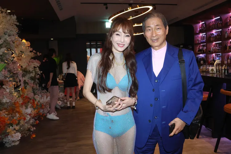 胡文英（左）乾爸張安樂現身婚禮祝福。彭欣偉攝