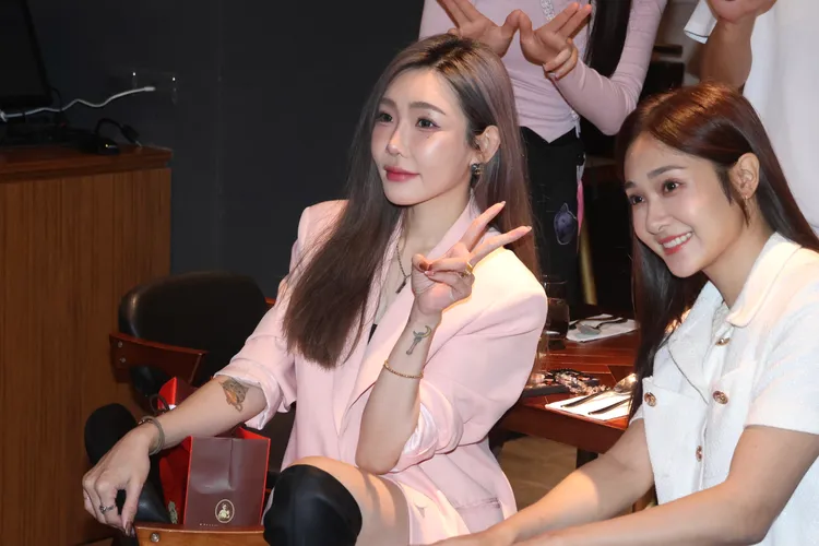 張兆志前妻許允樂（左）現身祝福。彭欣偉攝