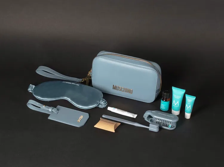 華航與MOSCHINO聯名「莫蘭迪藍」機上包。華航提供