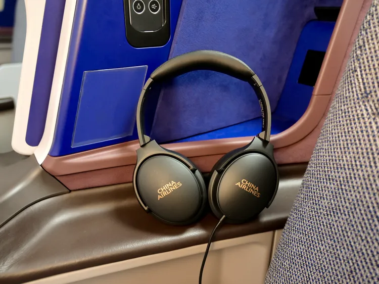 華航本次同步升級耳罩式降噪耳機。華航提供