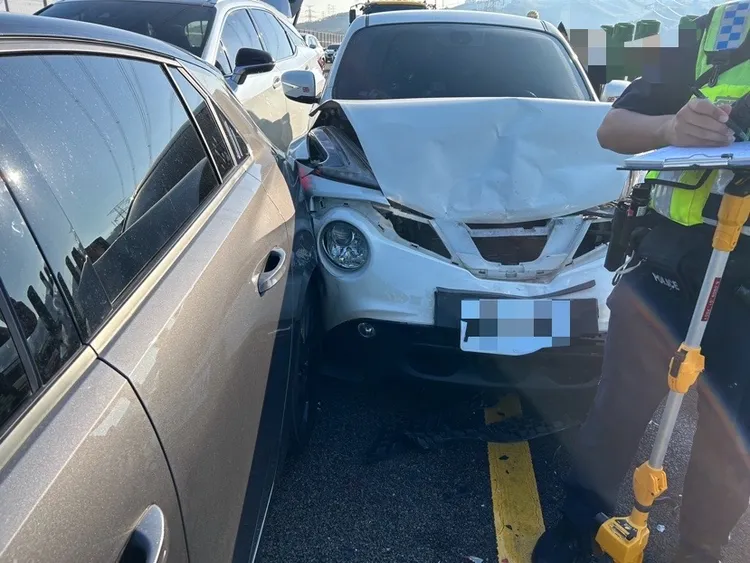 3輛車擠成一團。警方提供