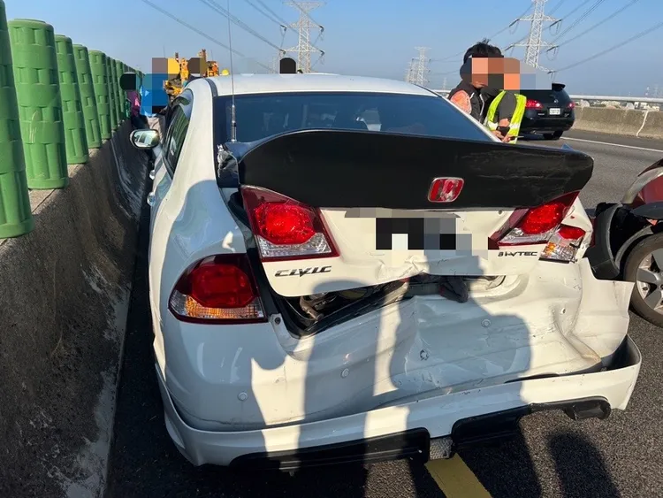 轎車遭追撞，車尾凹陷。警方提供