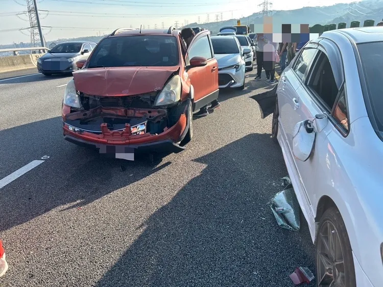 事故轎車車頭凹陷。警方提供