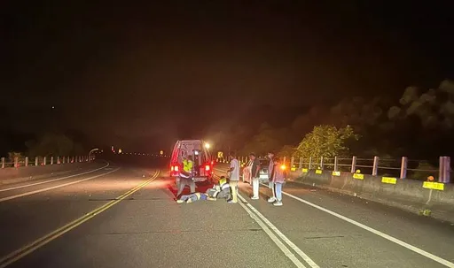 基福公路離奇車禍！6旬男「突衝馬路中央」　下秒被轎車撞飛慘死
