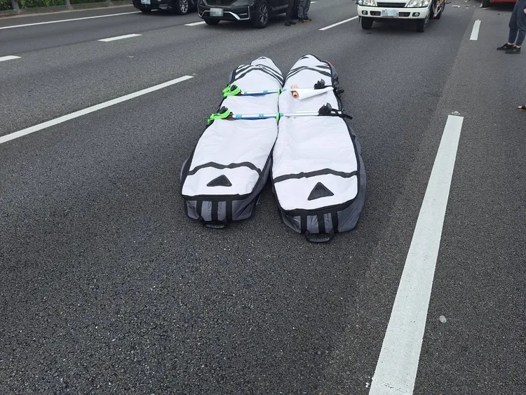 肇禍的衝浪板橫躺國道。翻攝畫面