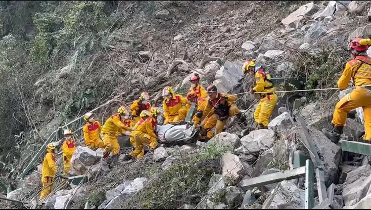 屏東搜救人員在小錐麓步道發現遺體，協力運送下山。屏東縣消防局提供