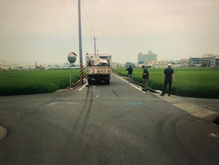 警方到場採證調查，釐清肇因與肇責。讀者提供