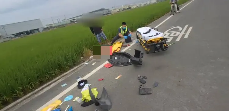 後座女子噴落農溝，已無氣息。讀者提供