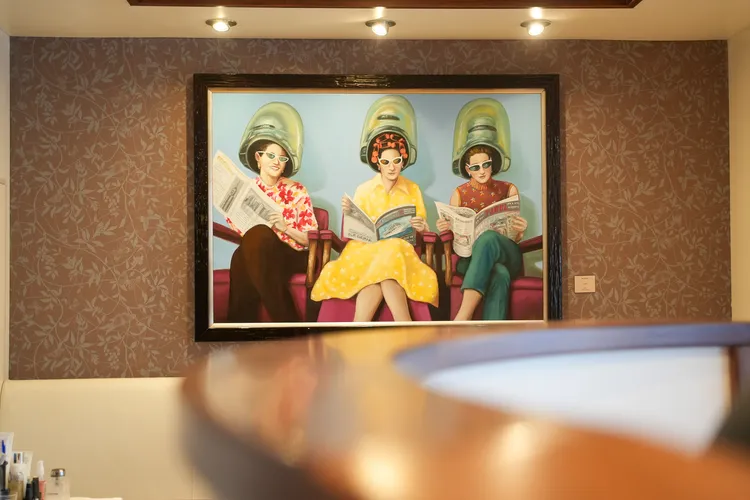 船上處處可見點題的藝術畫作，更增添豪華郵輪的質感。田欣雲攝