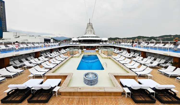 大洋郵輪蔚藍海岸號的露天甲板。田欣雲攝