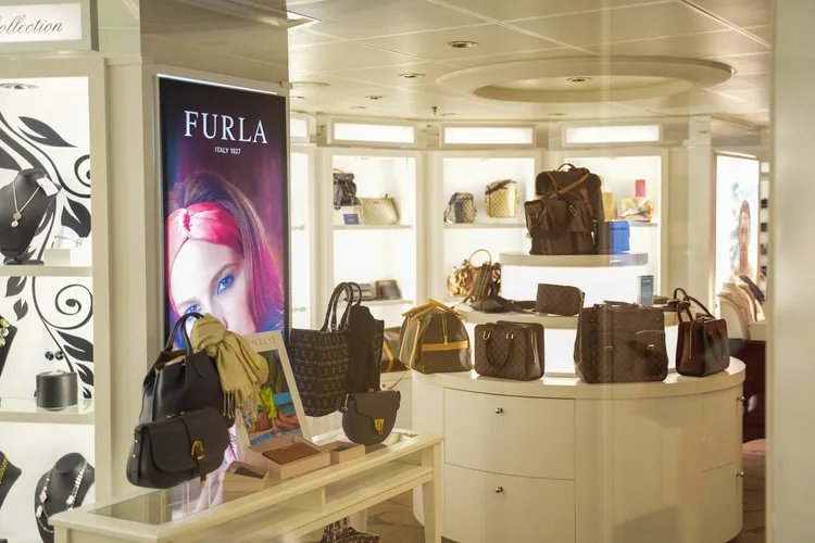 船上販售免稅精品，出海時才可開賣。田欣雲攝