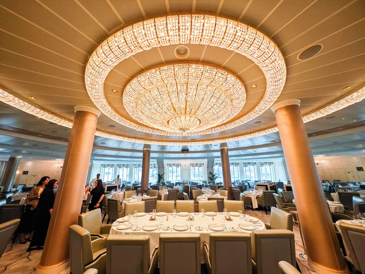 主餐廳水晶燈飾彰顯大器奢華。田欣雲攝