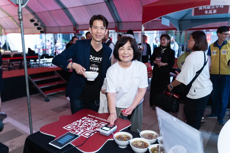 地方創生基金會董事長陳美伶體驗數位消費集點活動。思偉達提供