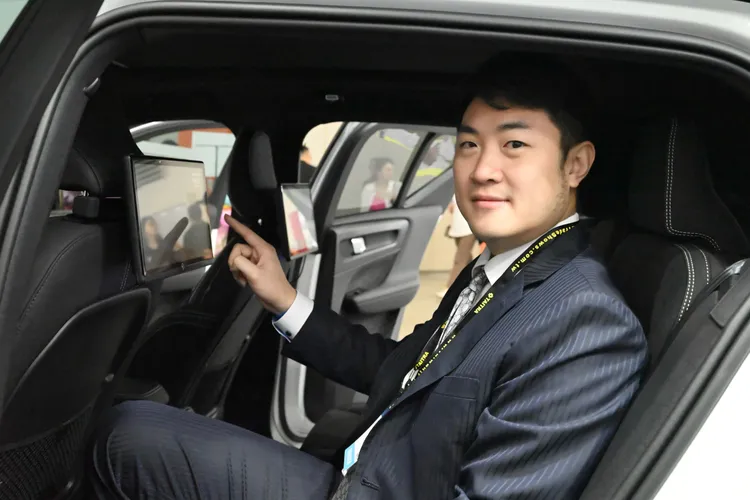 凱銳光電董事長林傳凱，親自展示與Amazon Fire TV提供美國車廠的後座娛樂系統。業者提供