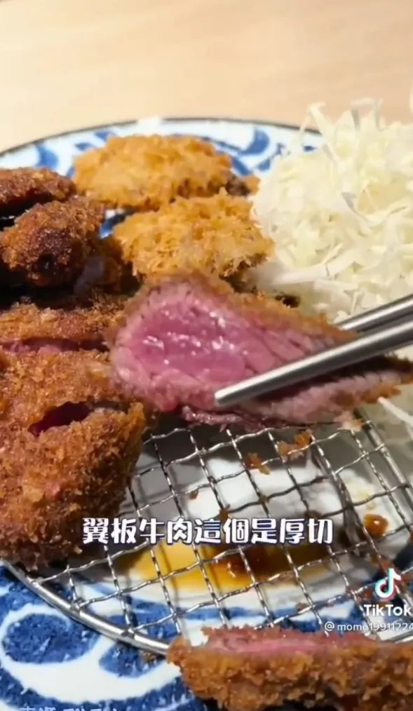 京都勝牛主打以190度的高溫快炸60秒，炸至酥脆金黃，內裡維持著3分的鮮嫩熟度。TikTok@momo19911224 / IG：momo19911224 提供