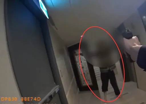 新店男社区乱喷灭火器还持枪威吓　「警匪举枪对峙」画面曝光