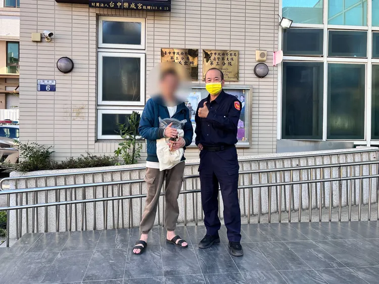 失主曾姓男子事後特地到派出所向發現他臉書貼文的巡佐温智輝致謝。警方提供