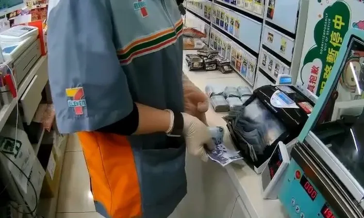 警方請超商人員協助以點鈔機清點。警方提供