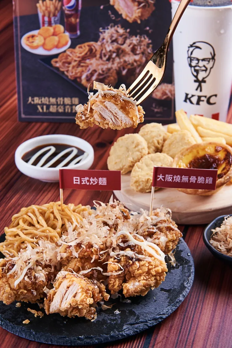 大阪燒無骨脆雞搭配日式炒麵吃法，提供全新風味。肯德基提供