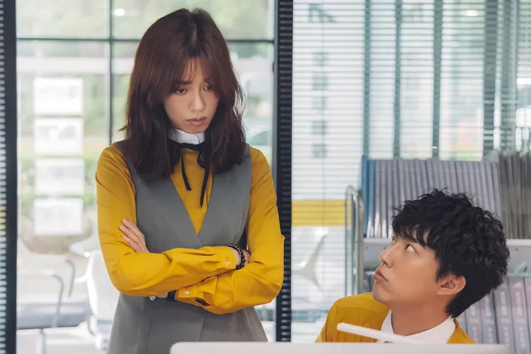 陳庭妮（左）、蔡凡熙在全新靈異職人輕喜劇《幸福房屋事件簿》扮演專門處理凶宅案件的超級房仲。逆光電影提供