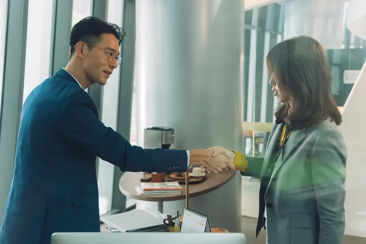 丁春誠（左）飾演房仲公司高層，託付陳庭妮製作凶宅地圖拚業績。逆光電影提供