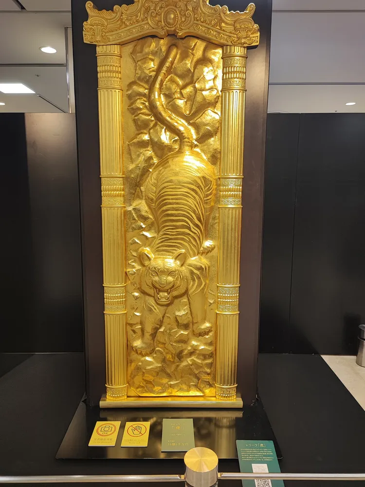 現場還展出價值約16.5億日圓的黃金老虎雕刻，金光閃閃貴氣逼人。翻攝X@mone_ahokato