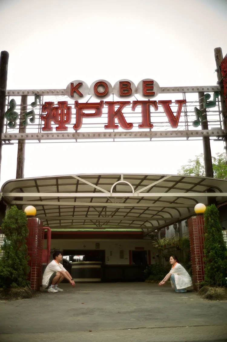 許光漢（左）為了2個時期的不同呈現而挑戰，清原果耶（右）同樣是跟時間序倒著拍攝。翻滾吧男孩電影有限公司提供