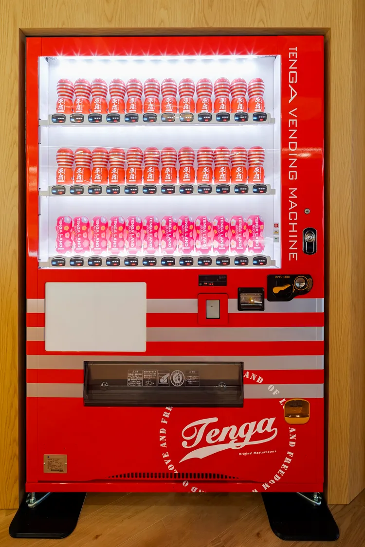 TENGA歡慶開幕推出兩款限定杯，並透過TENGA自動販賣機販售，購買限定杯還有機會獲得夢幻黃金TENGA 杯。業者提供