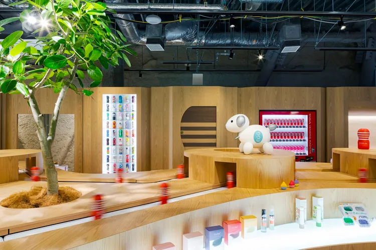 TENGA LAND以樂園概念發想，入店看到的TENGA HILLS，內圈擁有長達7公尺的輸送帶展示各式的TENGA、iroha 商品。業者提供