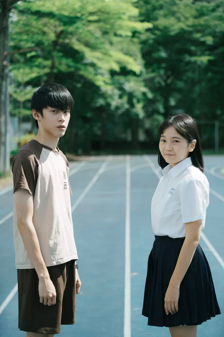 公視學生劇展《非常規跑者》主演黃雋智（左）、林羽葶片中飾演聽障男孩「林飛」與田徑隊學姊「宋子晴」 。公視提供