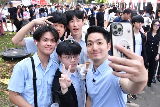 玩滑板「腳踏兩條船」險跌跤! 蔣萬安尷尬解釋「一般不是這樣玩的」