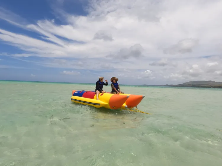 喜歡刺激的旅客可體驗海上香蕉船。StellAH.攝