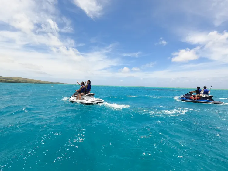 針對喜愛刺激的旅人，可加碼體驗水上摩托車自駕活動，感受海上飆速快感。StellAH.攝