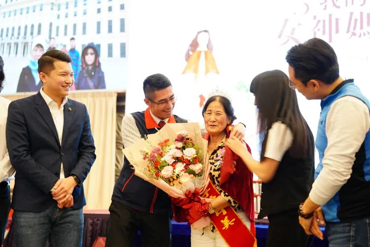 林口區公所區長廖武輝為模範媽媽們披上披肩也獻上祝福。公所提供