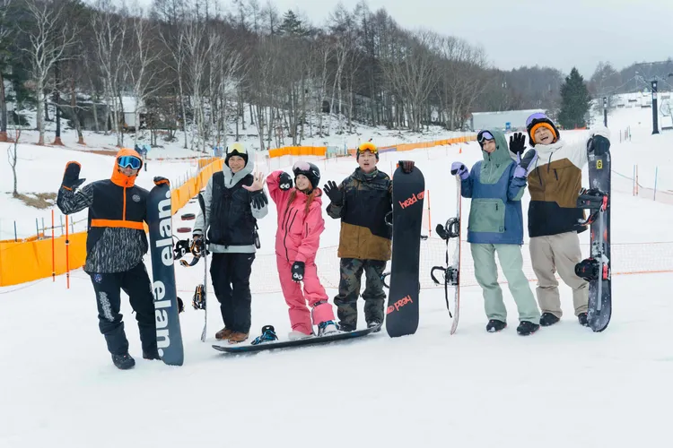 郭泓志（左起）、吳映潔、張立東、莎莎、浩子興奮滑雪。好看娛樂提供