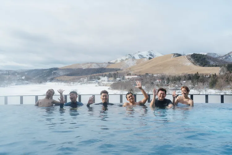 浩子（左起）、張立東、郭泓志、庹宗康、莎莎開心泡湯。好看娛樂提供