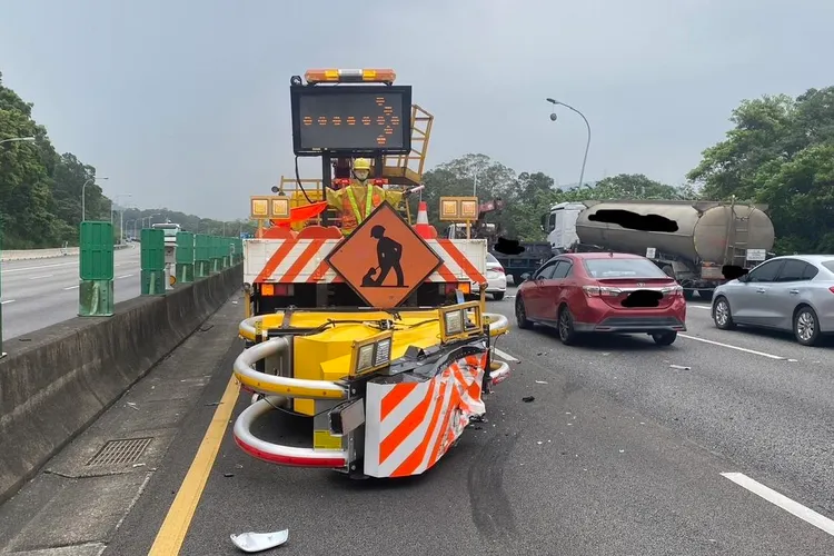 遭撞的緩撞車。國道警方提供