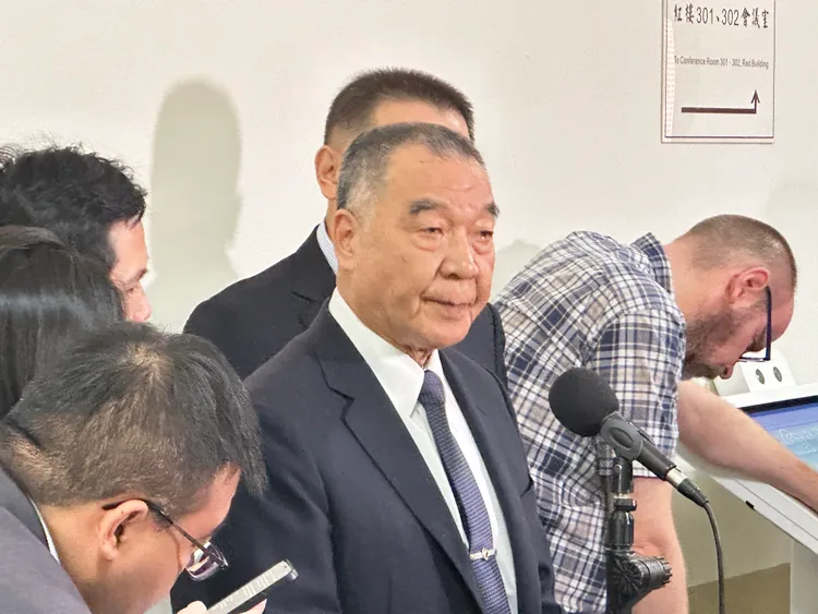 邱國正1日出席外交及國防委員會，回應兒子議題時一度哽咽。潘袁詩羽攝