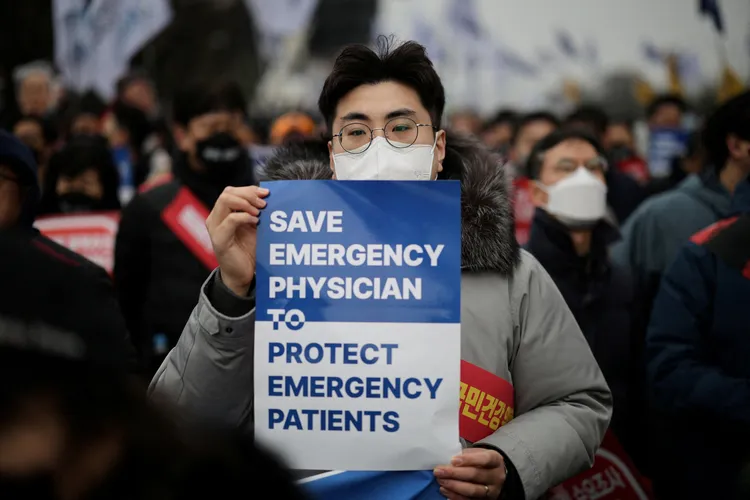 南韓醫師表示，搶救急診室醫護人員，才能保護急診室病患。美聯社