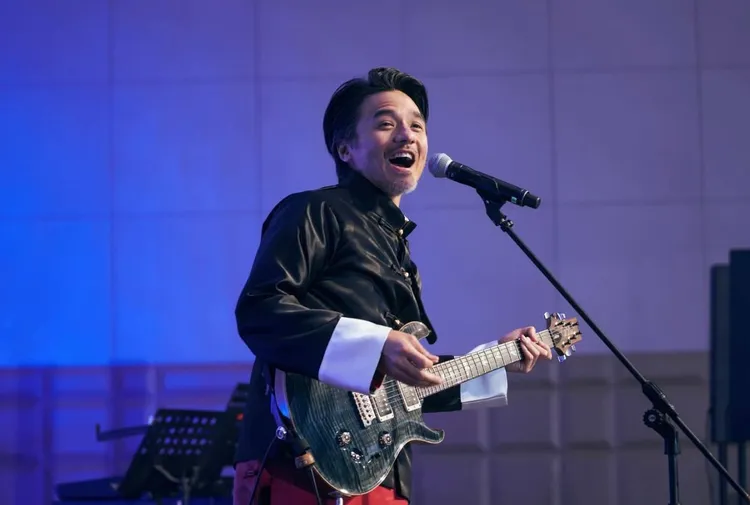 馮德倫彈樂器帥氣十足。翻攝舒淇IG