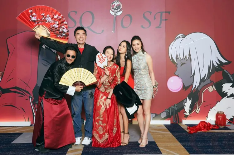 舒淇、馮德倫俏皮與阿B夫妻及孫芸芸合照。翻攝網路