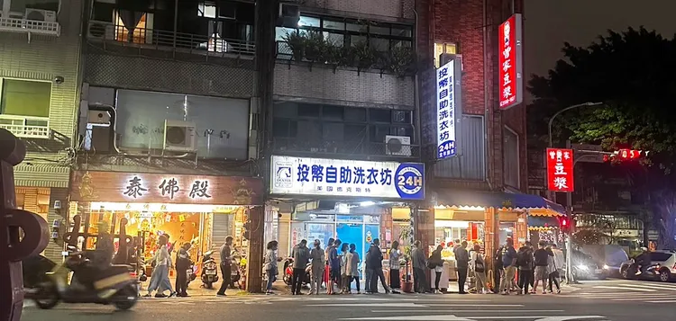 曾家豆漿排隊人潮依舊，蛋塔限購令也不減消費者熱情。讀者提供