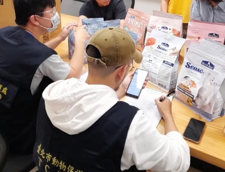 北市動保處呼籲，飼主選購寵物食品時，應選擇包裝標示完整且來源明確的產品。北市動保處提供